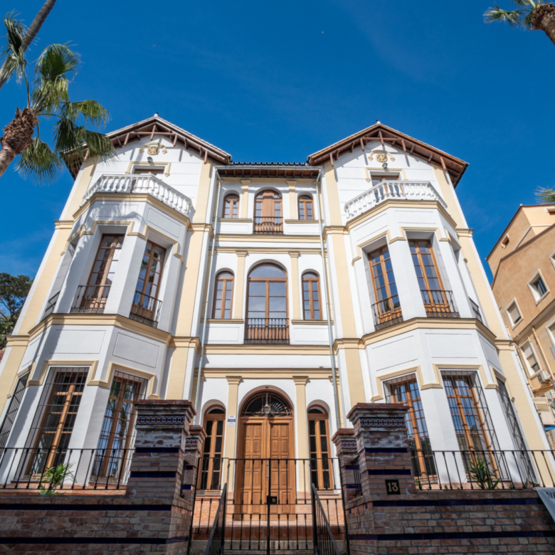 We present an exclusive one bedroom apartment, a bathroom and a toilet, located in one of the most distinguished promotions in Malaga.