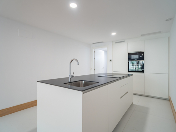 We present an exclusive one bedroom apartment, a bathroom and a toilet, located in one of the most distinguished promotions in Malaga.