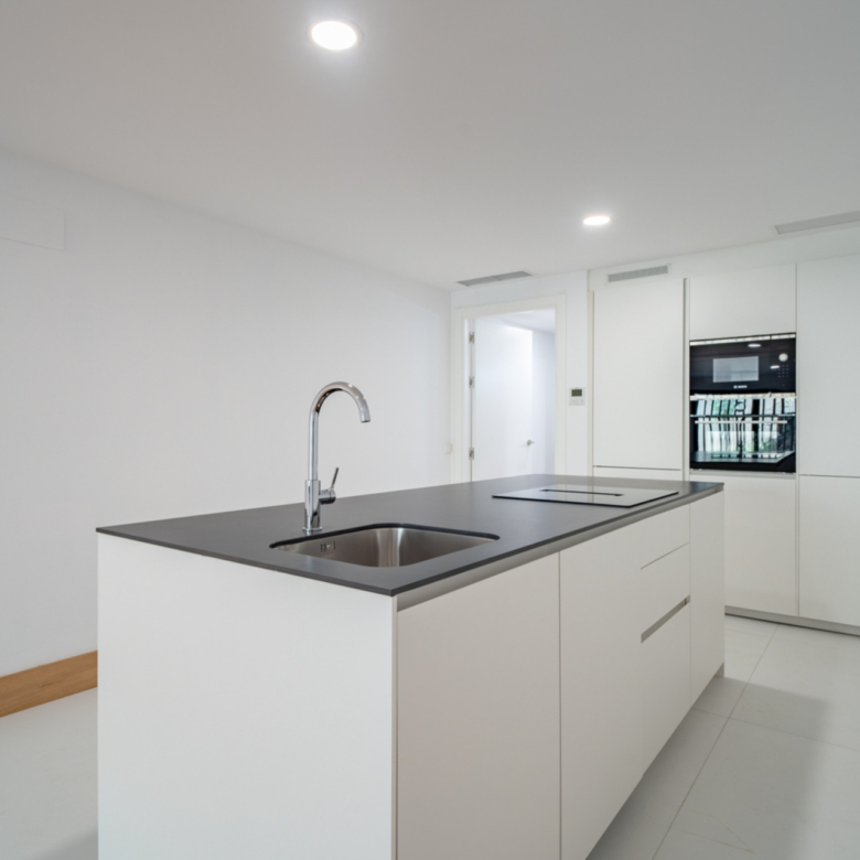 We present an exclusive one bedroom apartment, a bathroom and a toilet, located in one of the most distinguished promotions in Malaga.