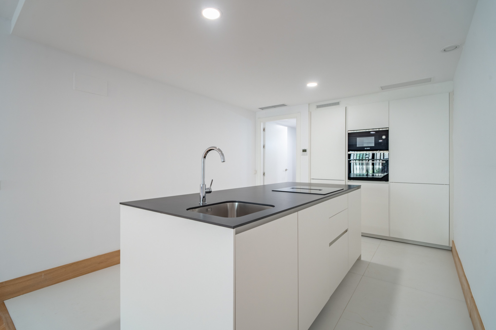 We present an exclusive one bedroom apartment, a bathroom and a toilet, located in one of the most distinguished promotions in Malaga.