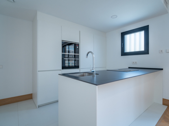 We present an exclusive one bedroom apartment, a bathroom and a toilet, located in one of the most distinguished promotions in Malaga.