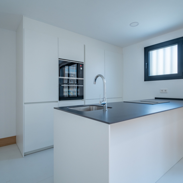 We present an exclusive one bedroom apartment, a bathroom and a toilet, located in one of the most distinguished promotions in Malaga.
