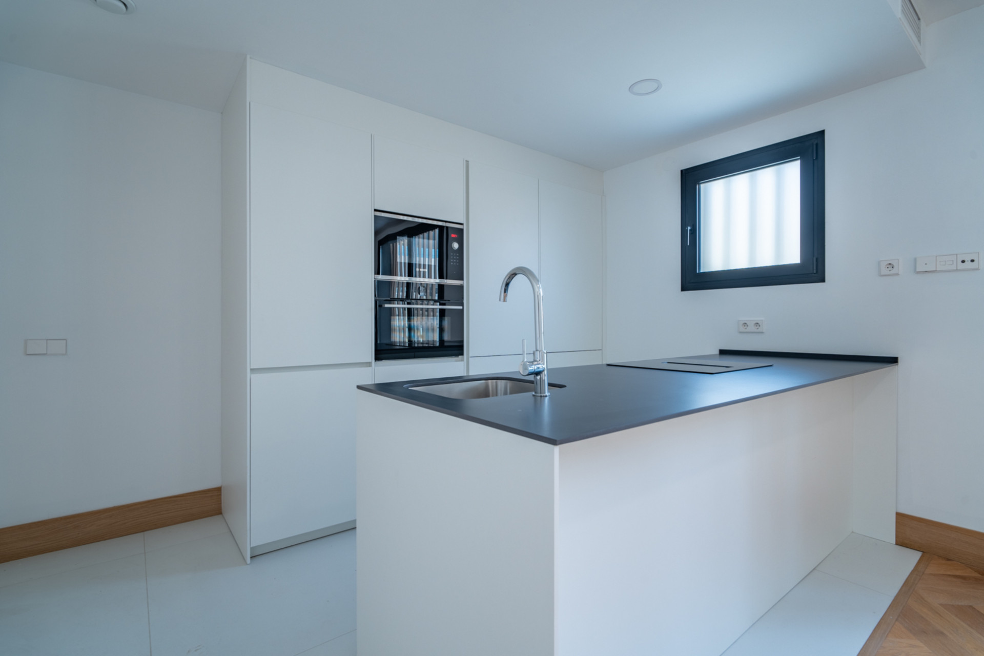 We present an exclusive one bedroom apartment, a bathroom and a toilet, located in one of the most distinguished promotions in Malaga.