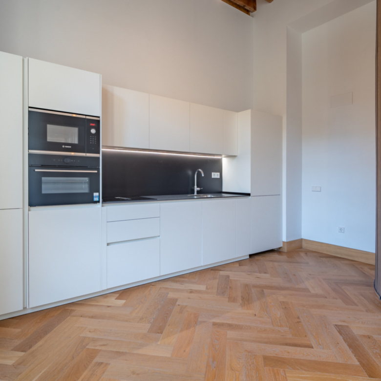 We present an exclusive studio apartment with a full bathroom, located in one of the most distinguished promotions in Malaga.