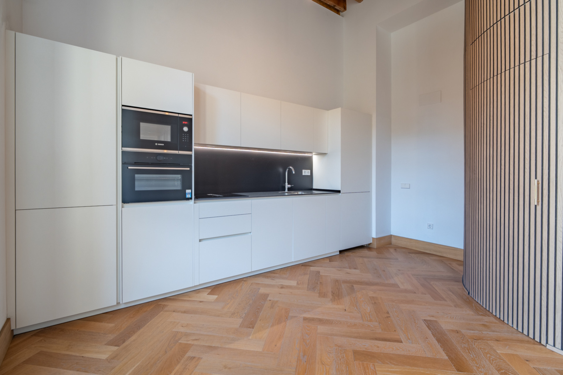 We present an exclusive studio apartment with a full bathroom located in one of the most distinguished promotions in Malaga 12