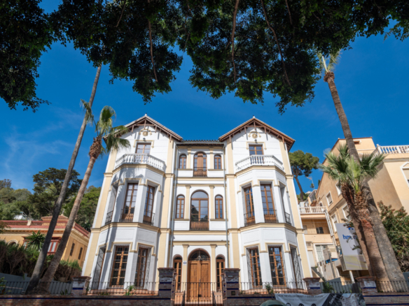 We present an exclusive studio apartment with a full bathroom, located in one of the most distinguished promotions in Malaga.