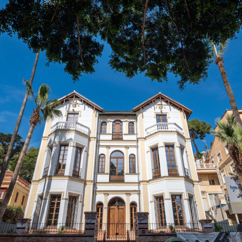 We present an exclusive studio apartment with a full bathroom, located in one of the most distinguished promotions in Malaga.