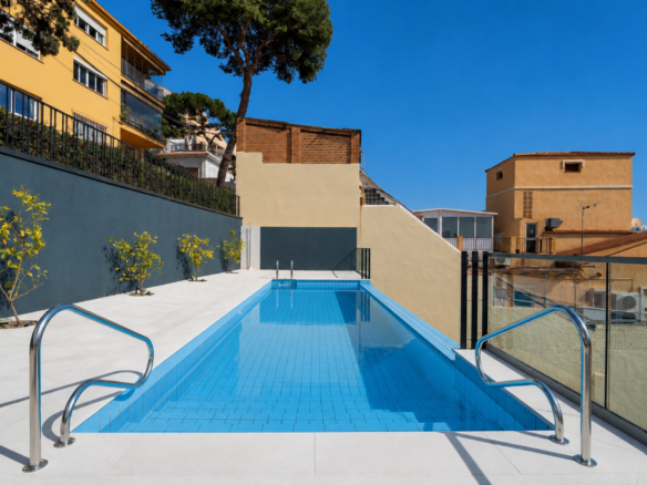 We present an exclusive two bedroom and two bathroom apartment located in one of the most distinguished promotions in Malaga.