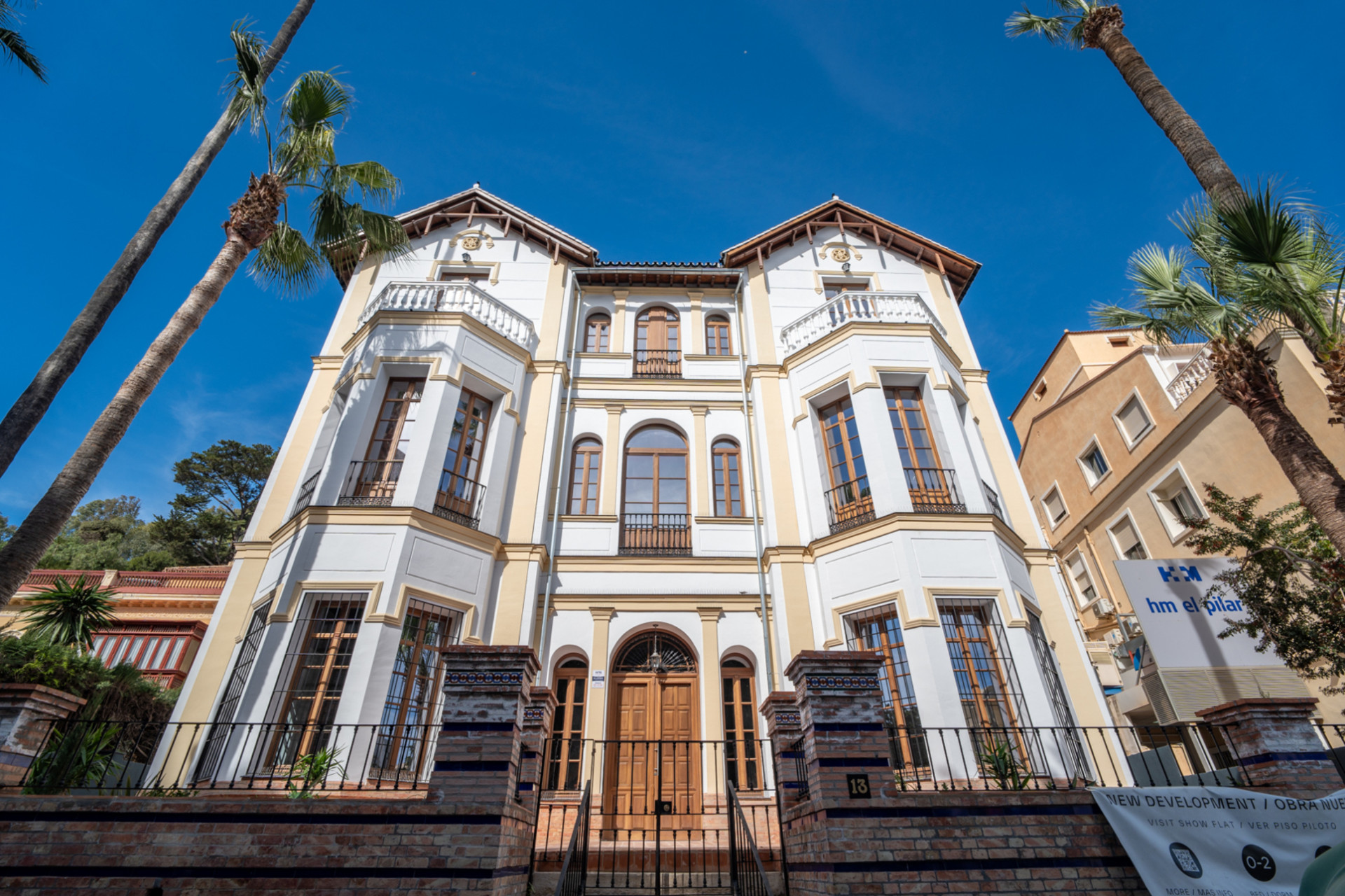 We present an exclusive two bedroom and two bathroom apartment located in one of the most distinguished promotions in Malaga