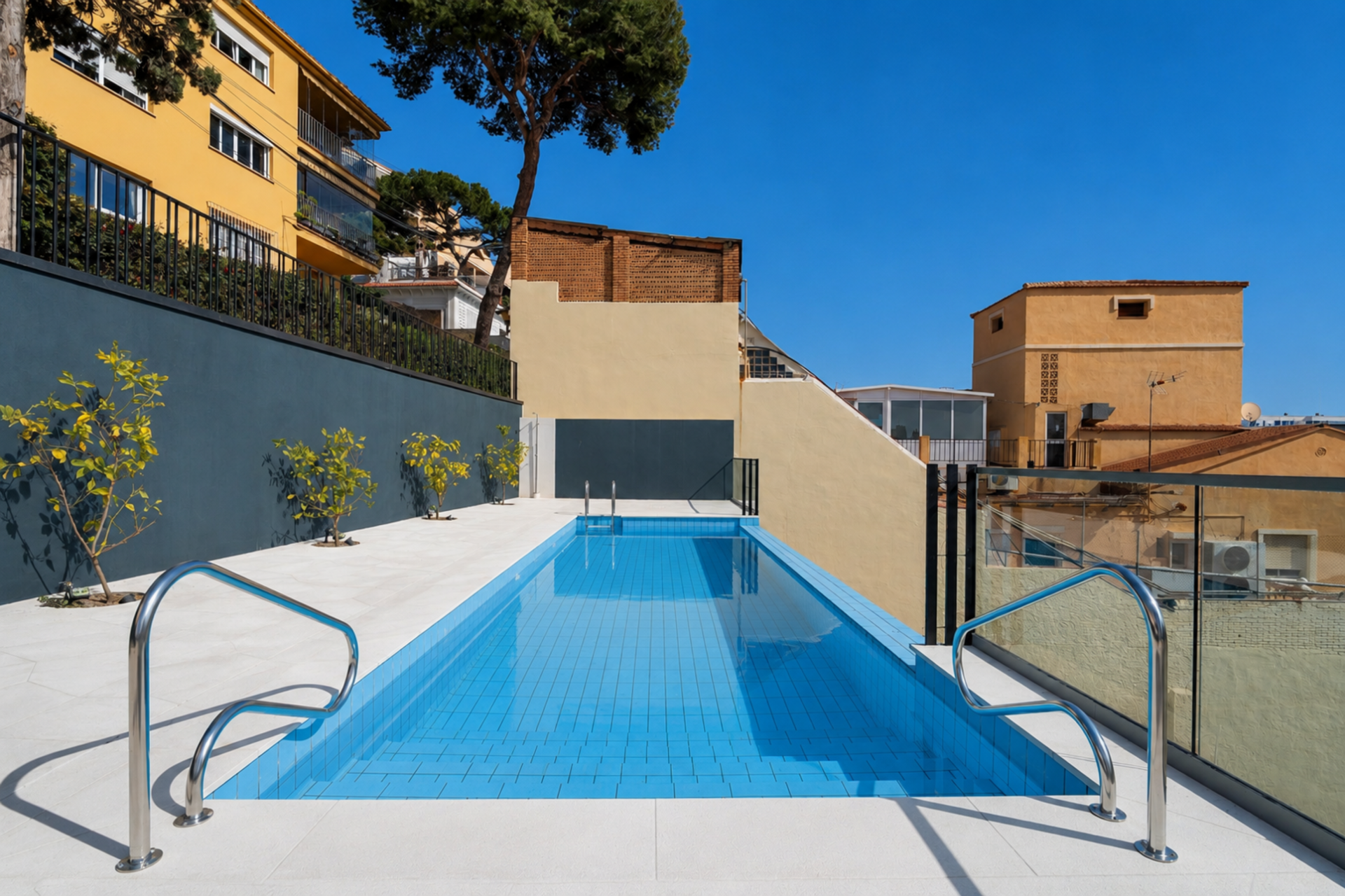 We present an exclusive two bedroom apartment, a bathroom and a toilet, located in one of the most distinguished promotions of Malaga.