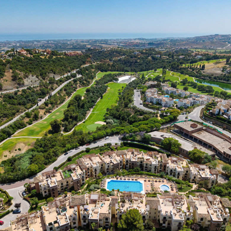 Welcome to this beautifully renovated penthouse offering bright, contemporary living in a tranquil Andalusian urbanization!