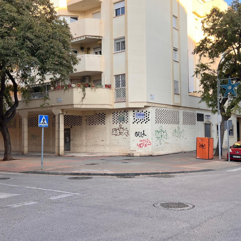 138 m² Corner Commercial Unit with Residential Conversion Potential, Cortijo Alto Málaga
