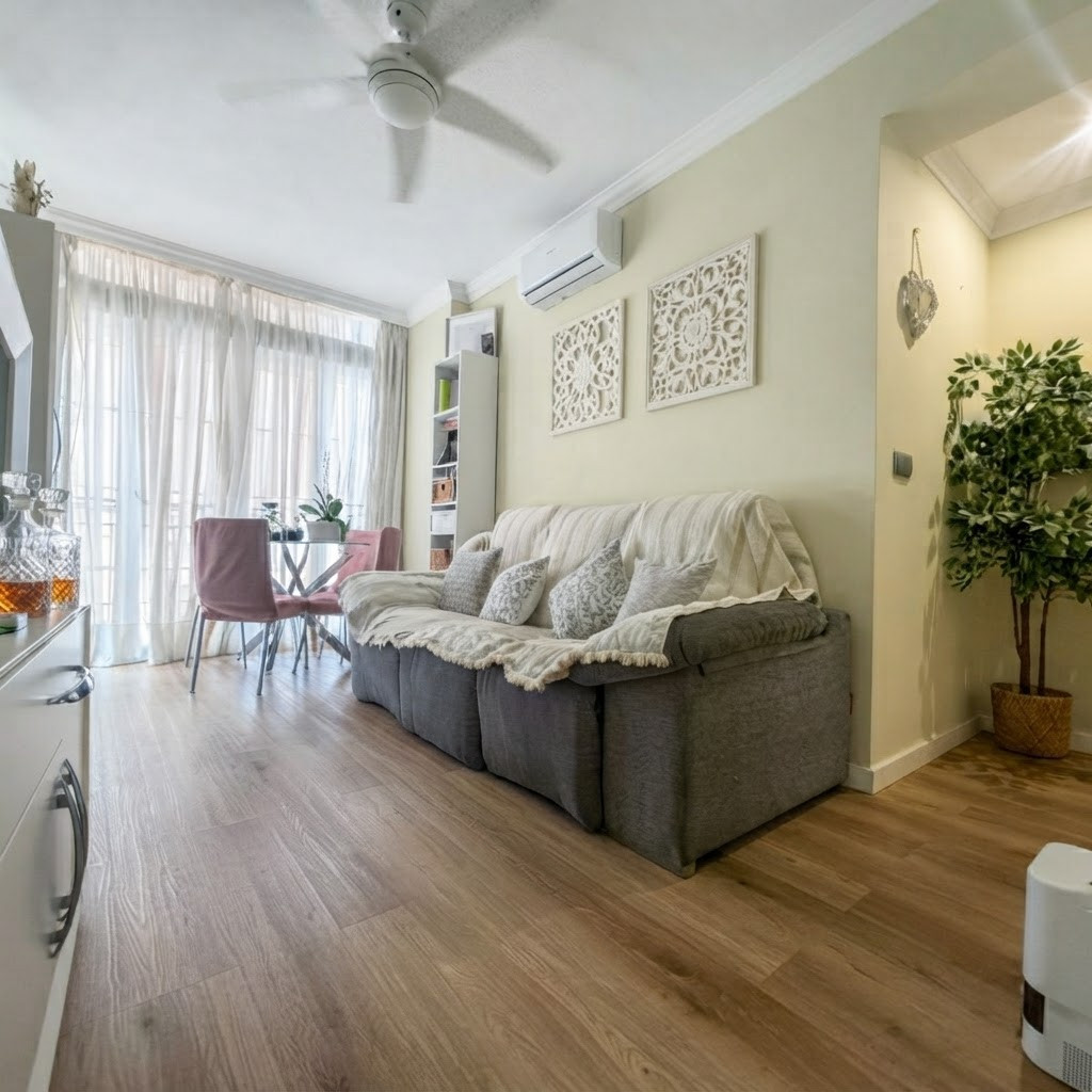 3 bedroom apartment in El Ejido neighborhood. Just 10 minutes from the city center