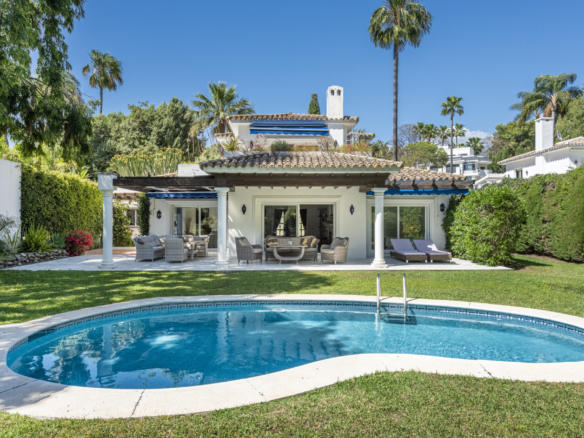 Andalusische Villa im Nueva Andalucía-Stil