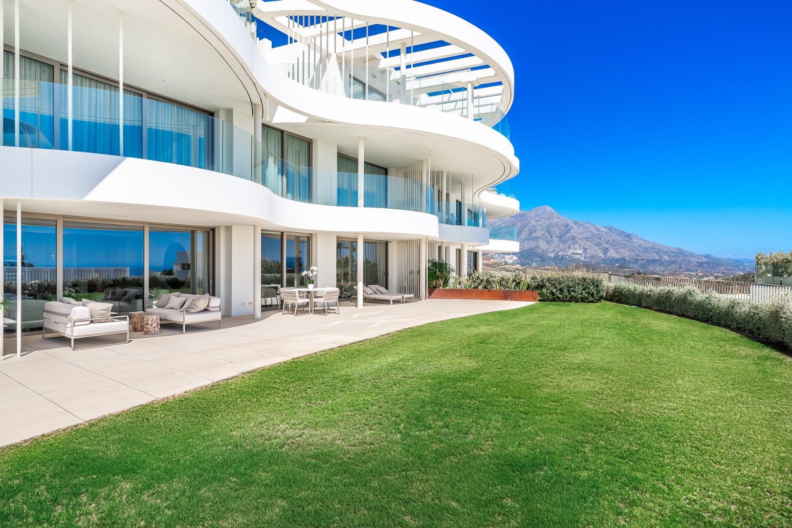 Apartament contemporani a la planta baixa amb vistes panoramiques a The View Benahavis