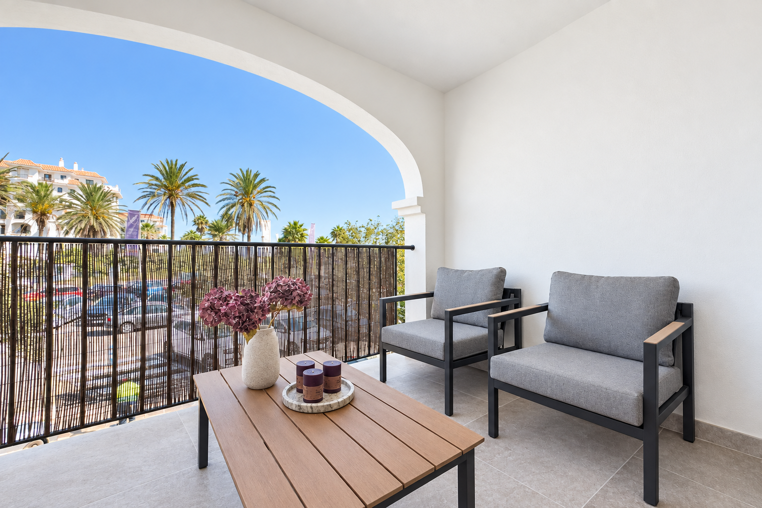 BEAUTIFULLY RENOVATED 2-BEDROOM APARTMENT WITH TOURIST LICENCE – JUST MINUTES FROM THE BEACH