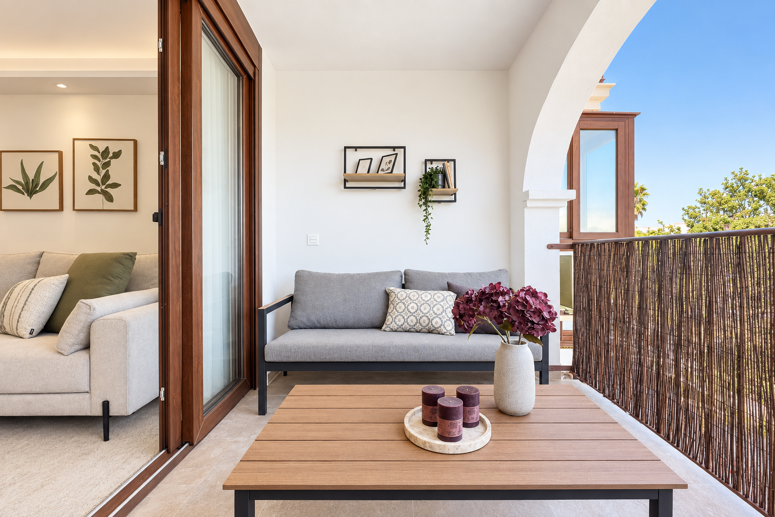 BEAUTIFULLY RENOVATED 2-BEDROOM APARTMENT WITH TOURIST LICENCE – JUST MINUTES FROM THE BEACH