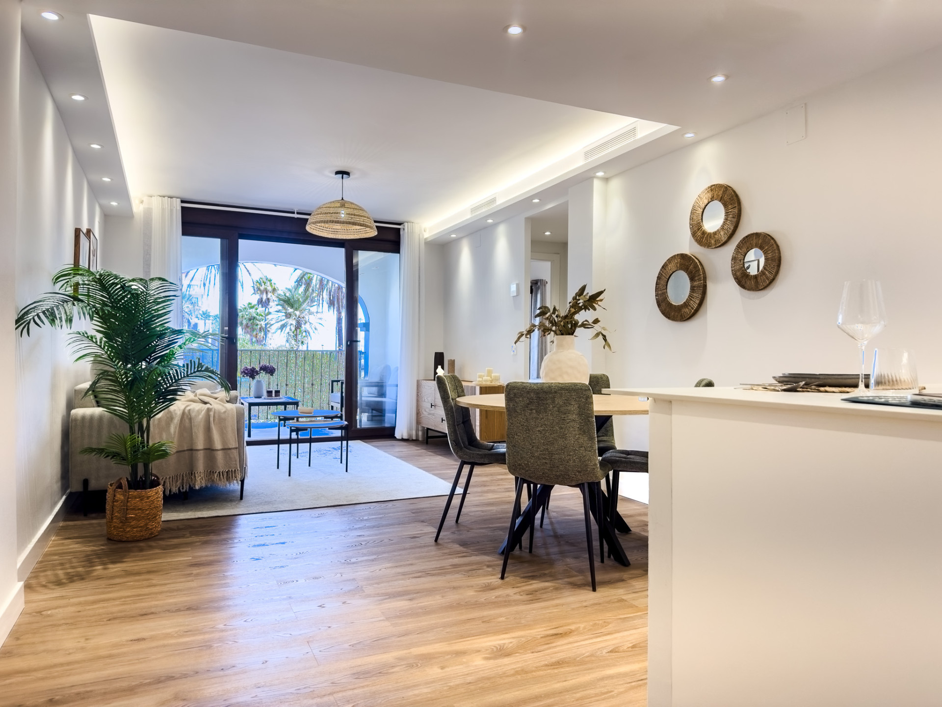 BEAUTIFULLY RENOVATED 2-BEDROOM APARTMENT WITH TOURIST LICENCE – JUST MINUTES FROM THE BEACH