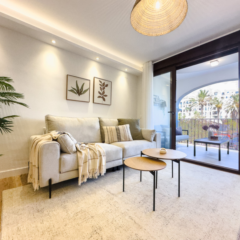 BEAUTIFULLY RENOVATED 2-BEDROOM APARTMENT WITH TOURIST LICENCE – JUST MINUTES FROM THE BEACH