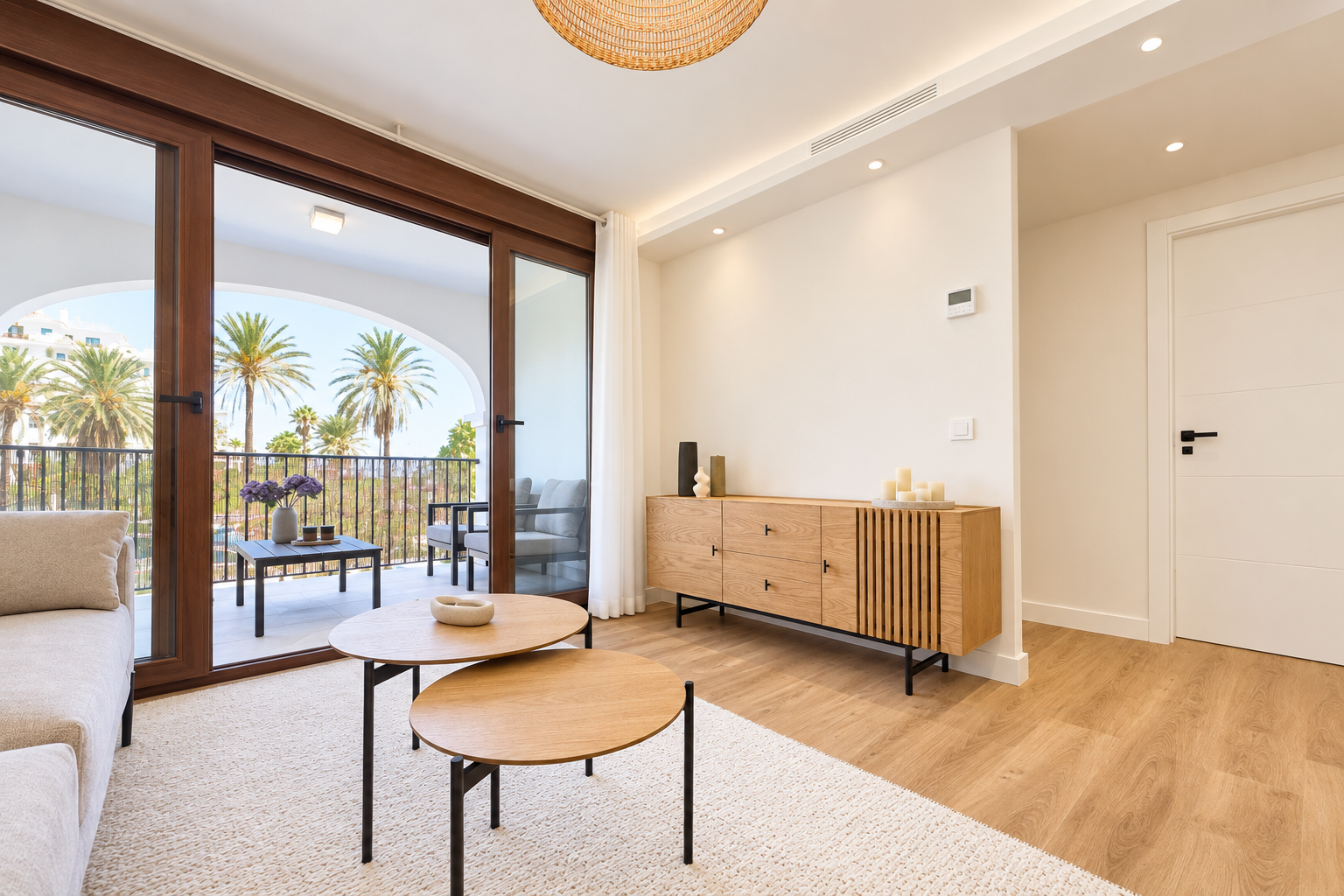 BEAUTIFULLY RENOVATED 2-BEDROOM APARTMENT WITH TOURIST LICENCE – JUST MINUTES FROM THE BEACH