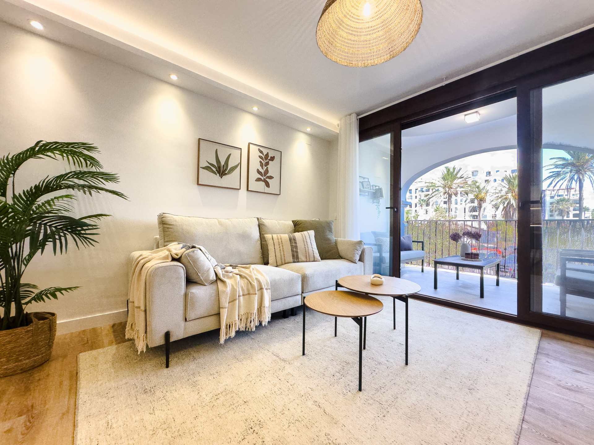 BEAUTIFULLY RENOVATED 2 BEDROOM APARTMENT WITH TOURIST LICENCE – JUST MINUTES FROM THE BEACH