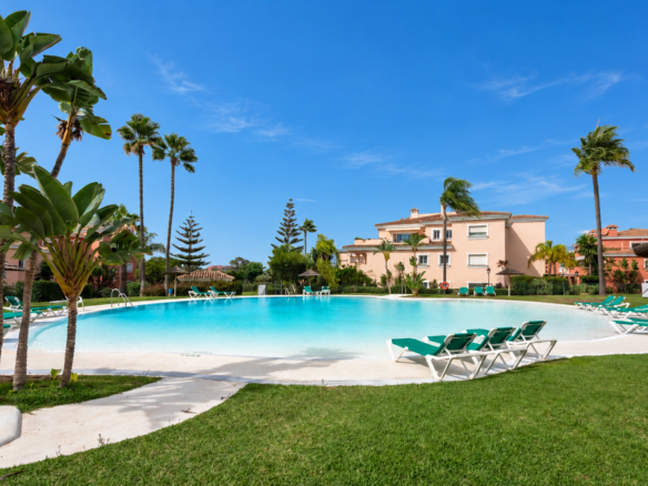 Beachside Penthouse with Private Solarium, 80 m² Basement Room and Tourist Licence
