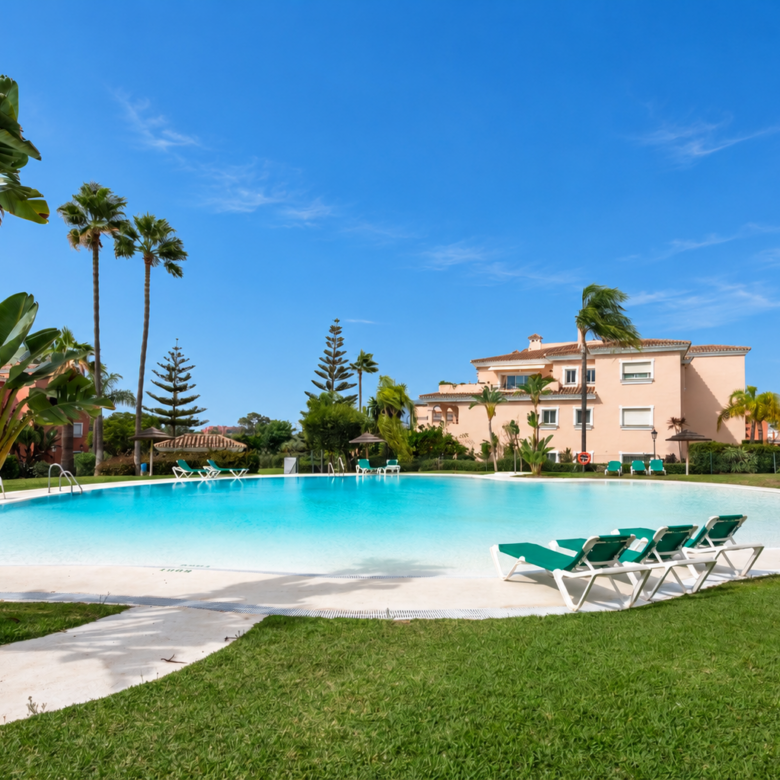 Beachside Penthouse with Private Solarium, 80 m² Basement Room and Tourist Licence