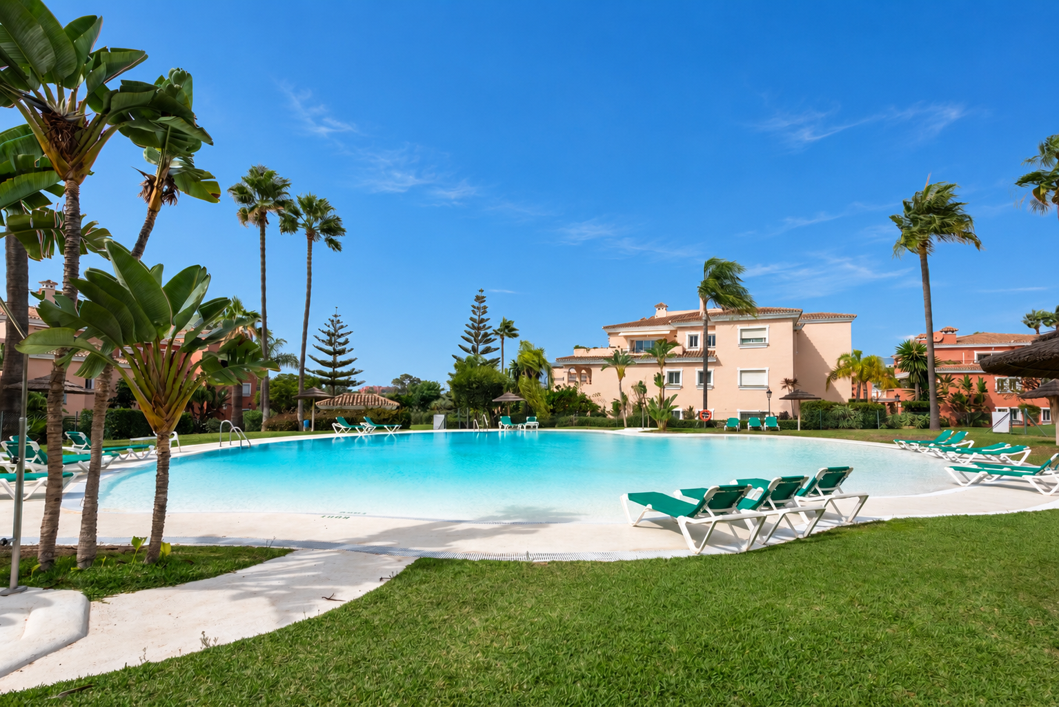 Beachside Penthouse with Private Solarium 80 m² Basement Room and Tourist Licence