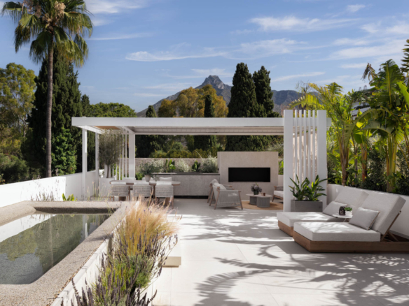 Beautifully Renovated Duplex Penthouse with 105 m² Private Rooftop