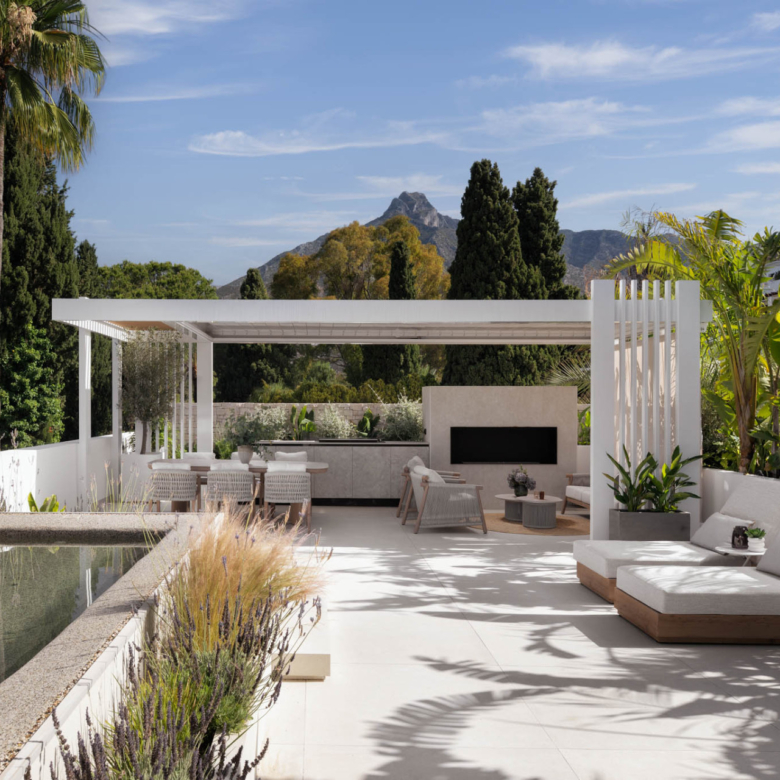Beautifully Renovated Duplex Penthouse with 105 m² Private Rooftop