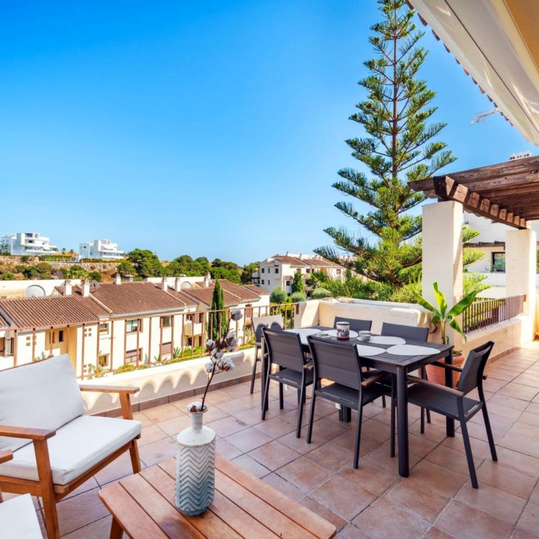 Bright, Fully Renovated 3-Bed Apartment for Long-Term Rental — Benahavís