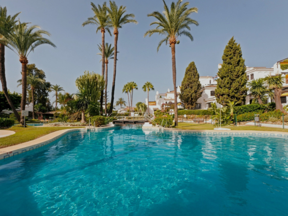 Bright apartment in Aldea Blanca, Nueva Andalucía, with open plan living and a west facing terrace overlooking the pool area. Gated community with 24 hour manned security, four pools and rentals permitted.