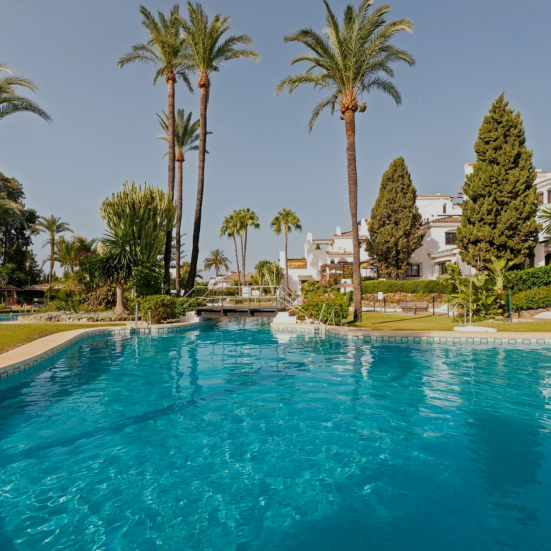 Bright apartment in Aldea Blanca, Nueva Andalucía, with open plan living and a west facing terrace overlooking the pool area. Gated community with 24 hour manned security, four pools and rentals permitted.