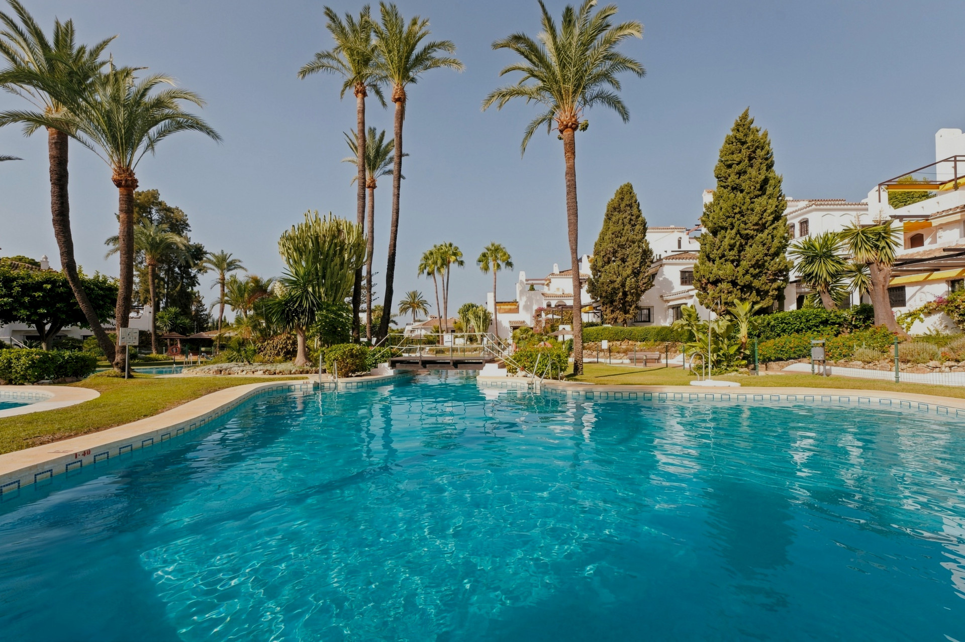 Bright apartment in Aldea Blanca Nueva Andalucia with open plan living and a west facing terrace overlooking the pool area. Gated community with 24 hour manned security four pools and rentals permitted