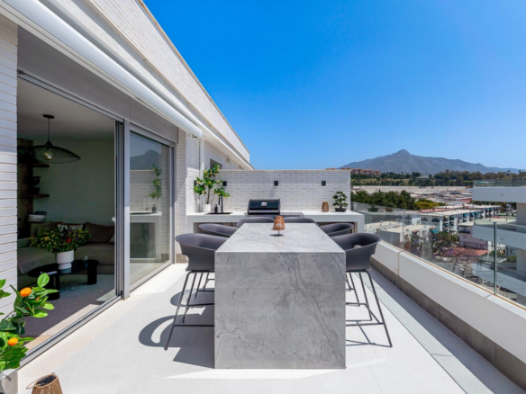 Charming Penthouse with Terrace & La Concha Views