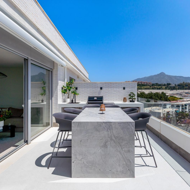 Charming Penthouse with Terrace & La Concha Views