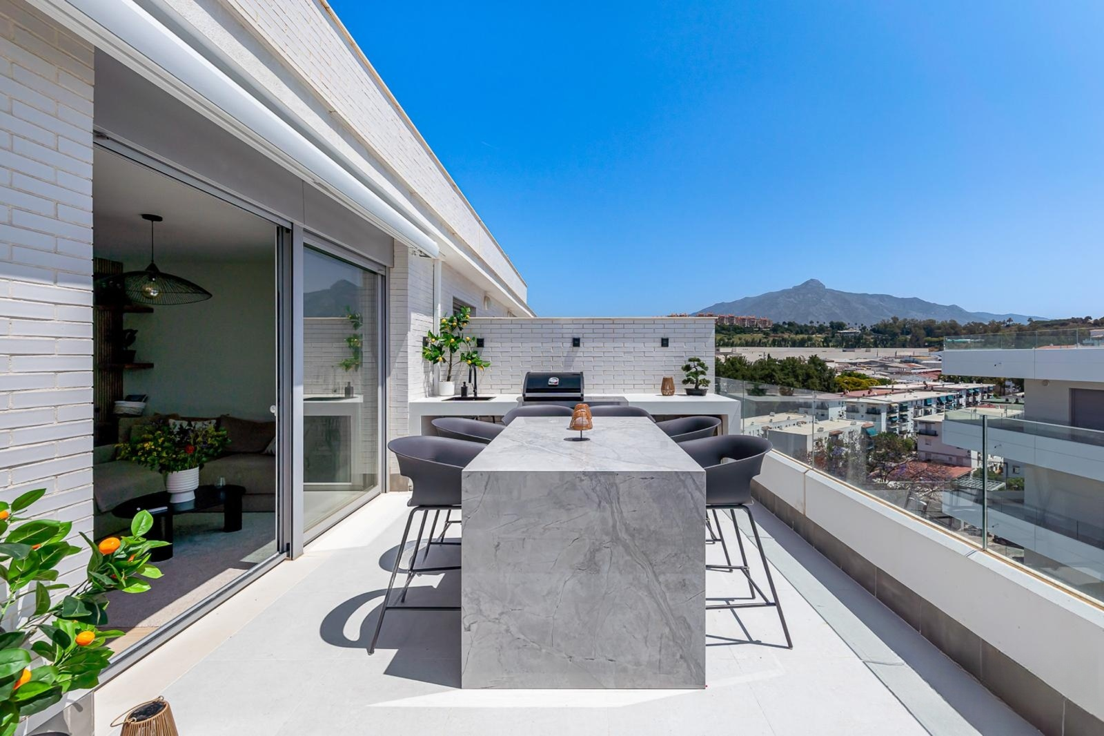 Charming Penthouse with Terrace & La Concha Views