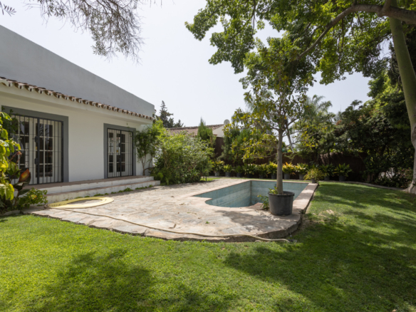 Charming villa with swimming pool and total privacy near San Pedro
