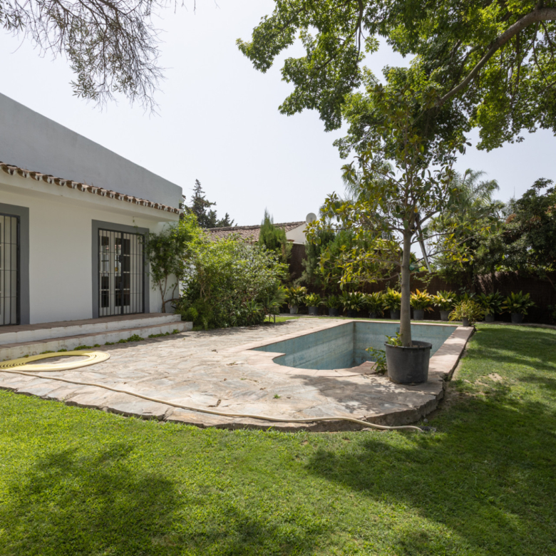 Charming villa with swimming pool and total privacy near San Pedro
