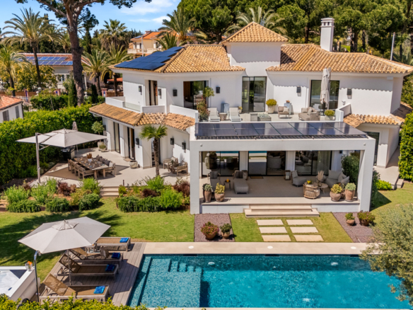 Elegante Villa Matilda nur 100 Meter von den besten Stränden in La Reserva de Los Monteros, Marbella Ost entfernt