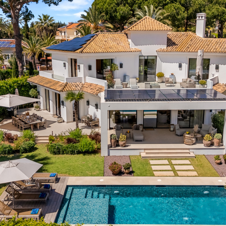 Elegante Villa Matilda nur 100 Meter von den besten Stränden in La Reserva de Los Monteros, Marbella Ost entfernt