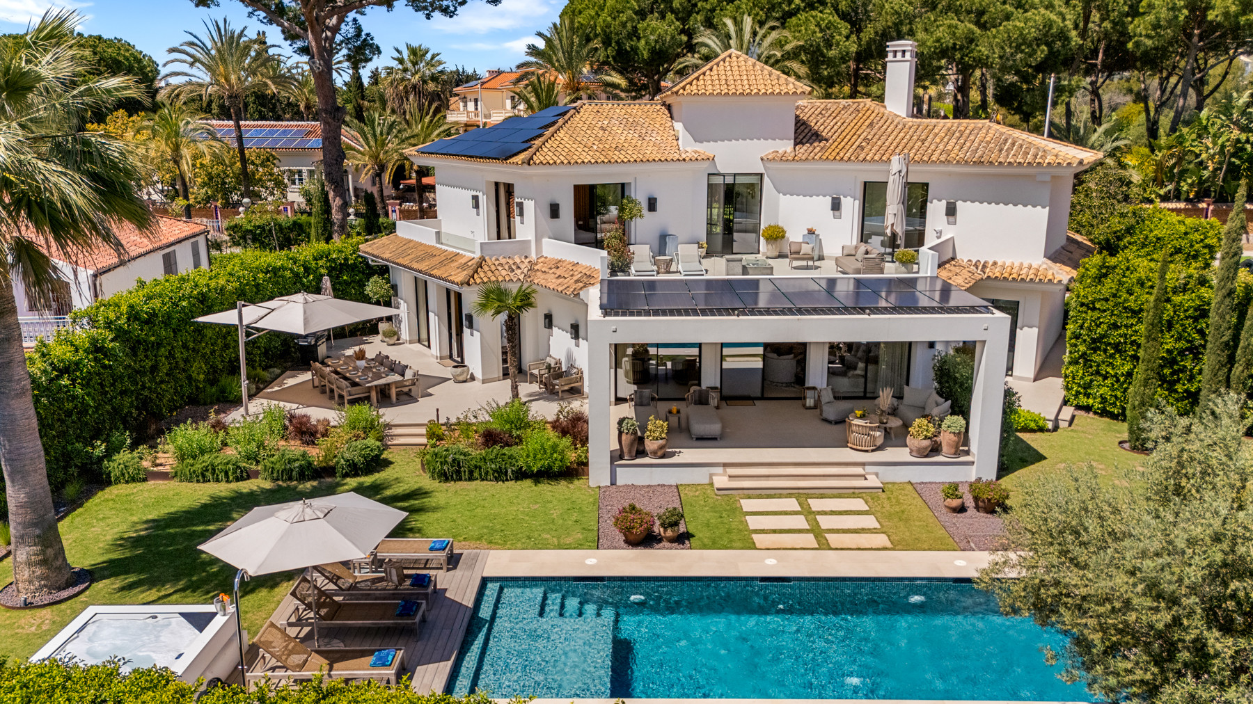 Elegante Villa Matilda nur 100 Meter von den besten Stranden in La Reserva de Los Monteros Marbella Ost entfernt