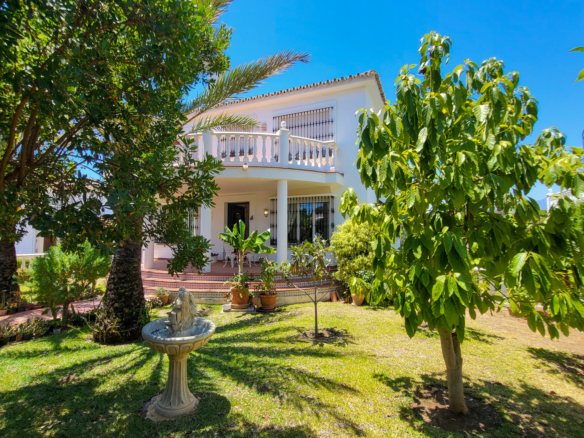 Elegante Villa in Elviria mit Panoramablick auf die Küste