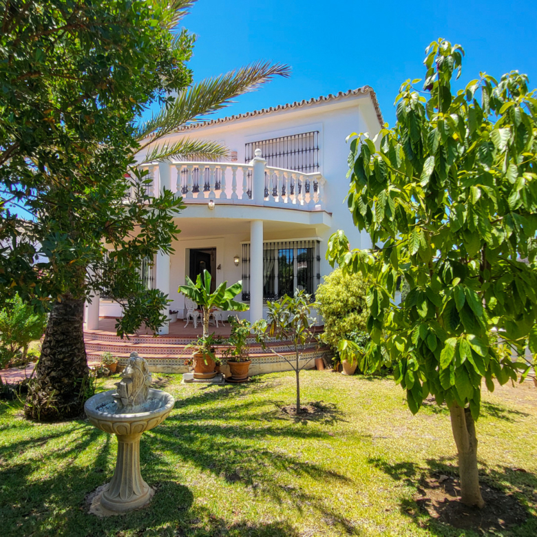 Elegante Villa in Elviria mit Panoramablick auf die Küste