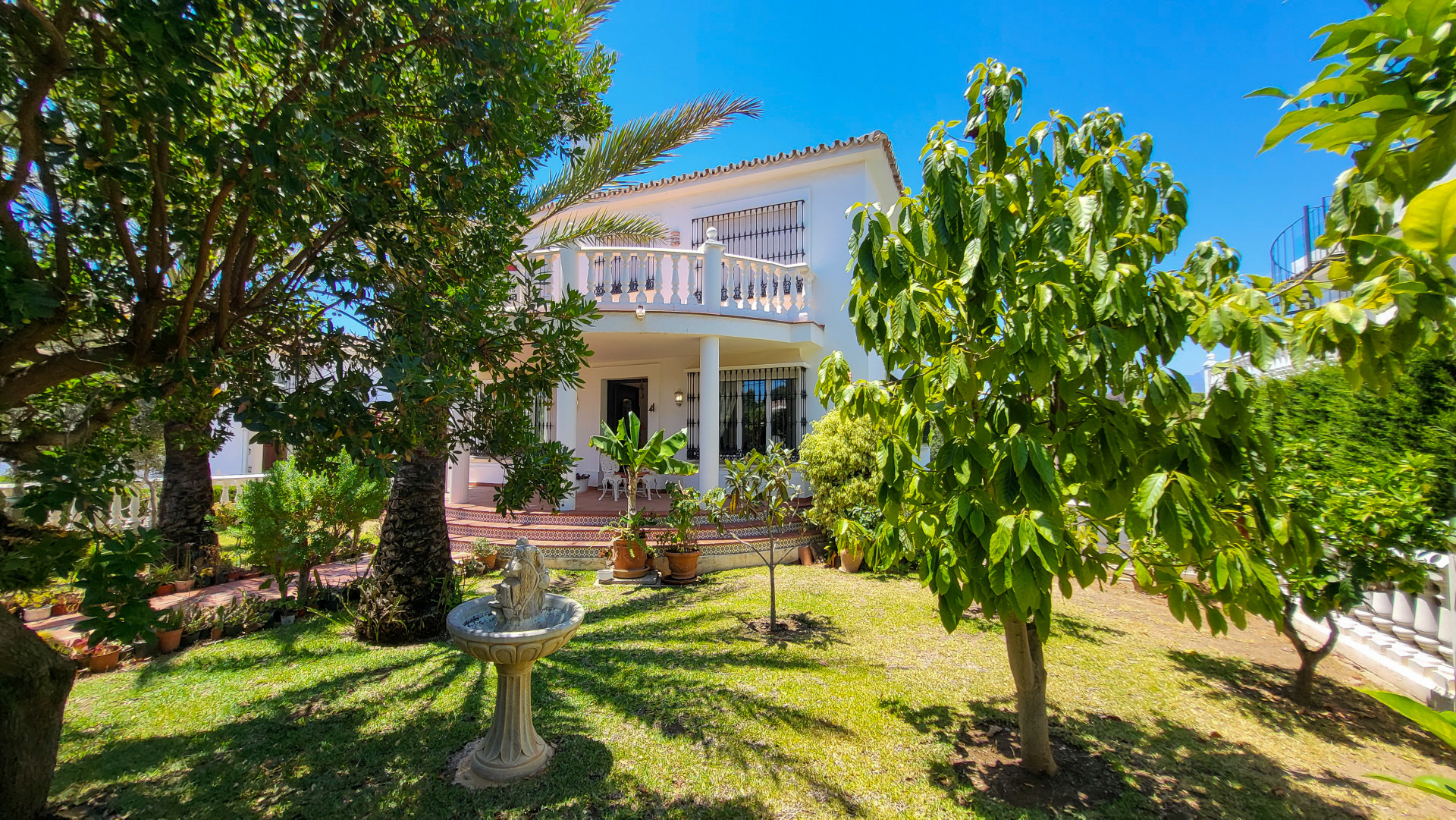 Elegante Villa in Elviria mit Panoramablick auf die Kuste