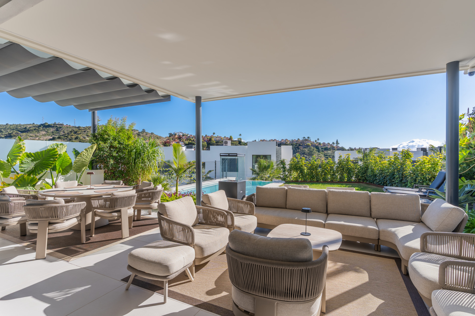 Exclusive 4 bedrooms semi detached villa in Soul Santa Clara