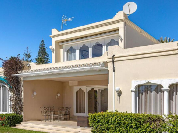 Exklusive Villa-Rückzugsort mit Panoramablick im Herzen von Estepona Ost