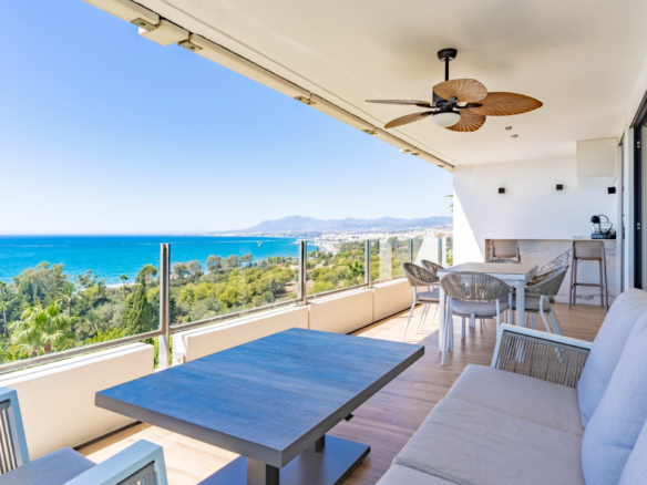 Exquisite Modern Apartment with Panoramic Views in Torre Real, Marbella