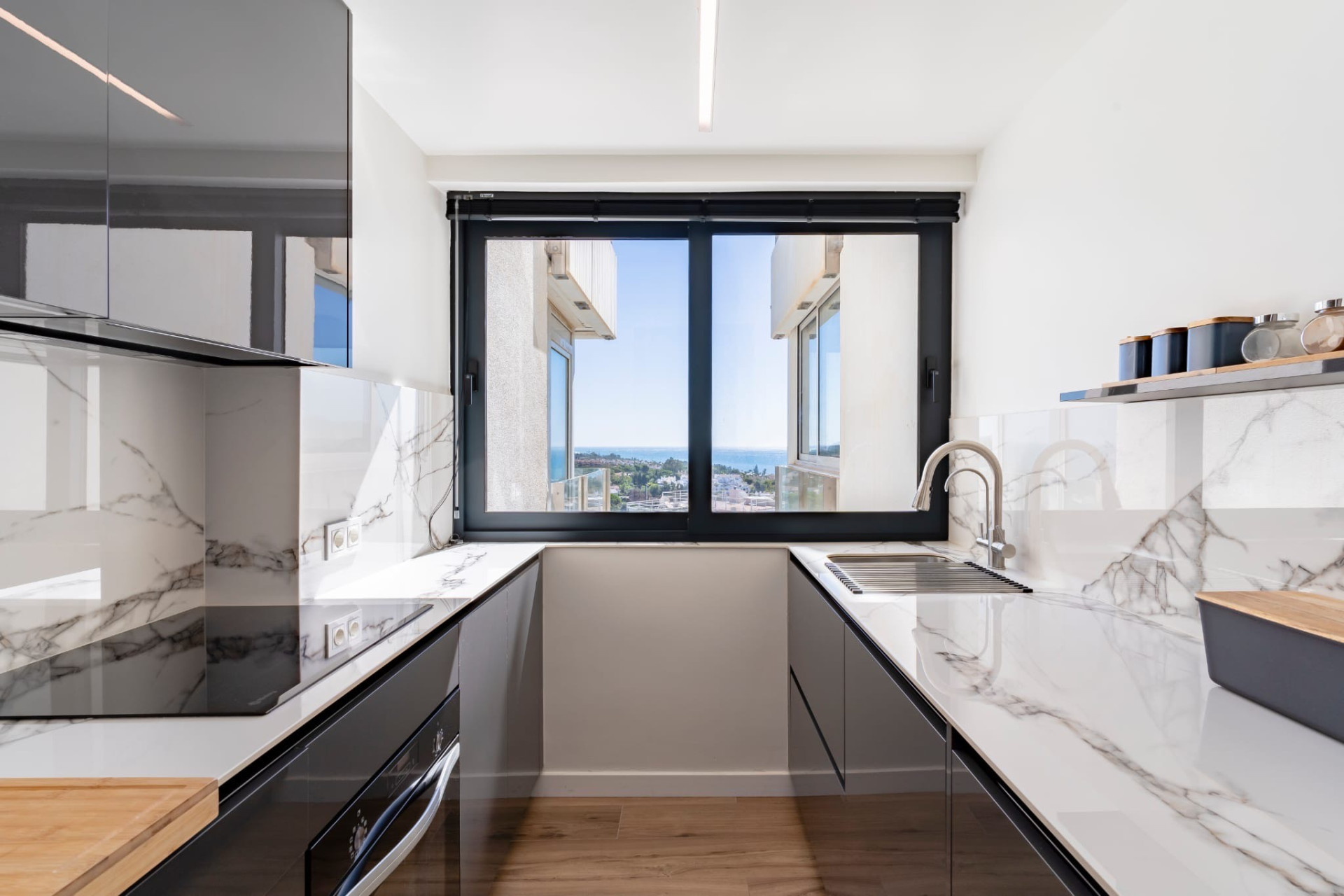 Exquisite Modern Apartment with Panoramic Views in Torre Real, Marbella