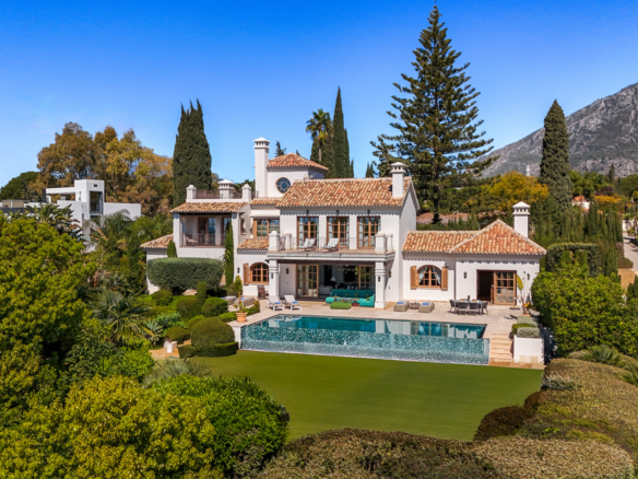 Exquisite Villa zur kurzfristigen Vermietung mit Berg- und Meerblick in La Carolina, Golden Mile